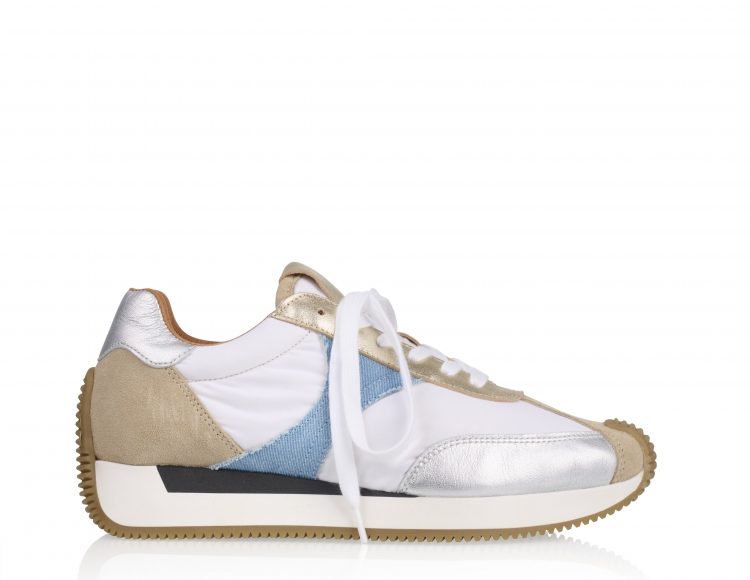 Ein sportlicher Schuh mit blauen, weißen, beige und silbernen Elementen, der geschnürt ist.